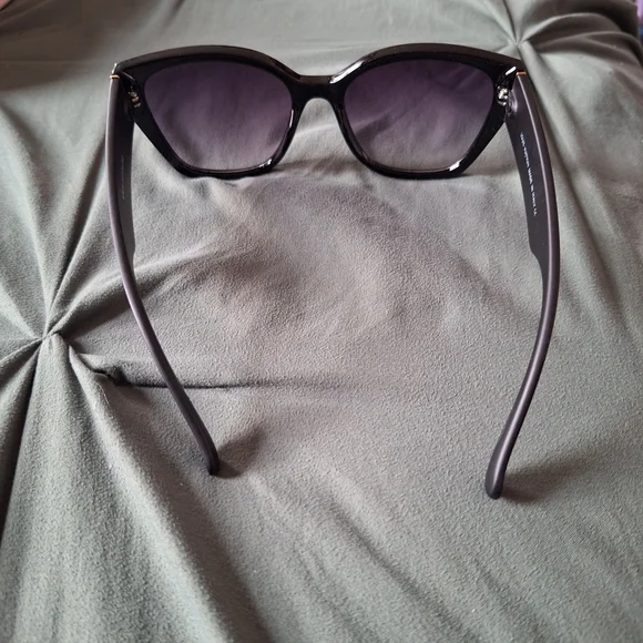 Louis Vuitton Black Glasses Elegant Accessories - Picture 3 of 4